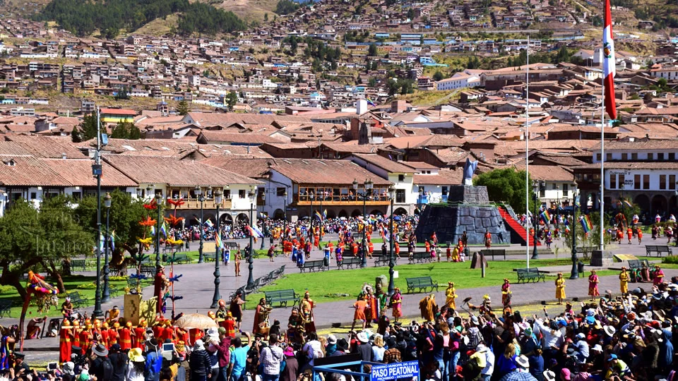 Multitud en la Plaza de Armas de Cusco durante el Inti Raymi