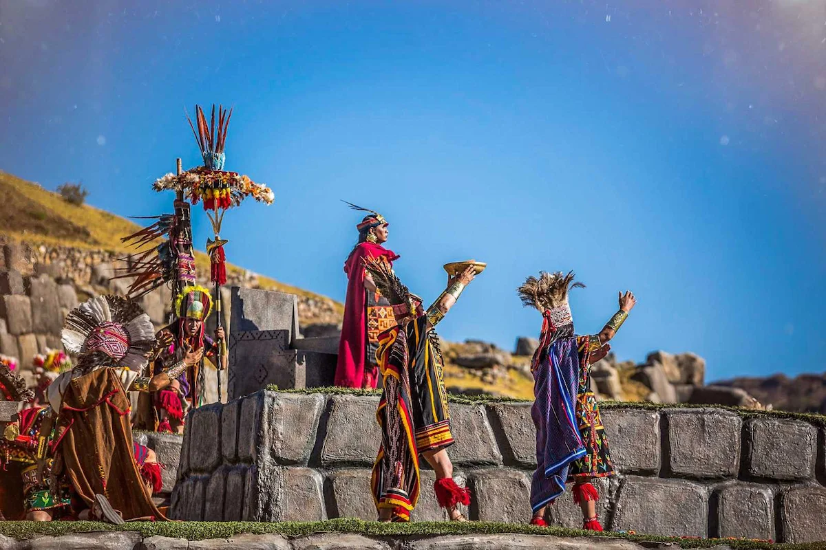 Viajero calculando presupuesto Inti Raymi con paquetes oficiales intiraymi.org