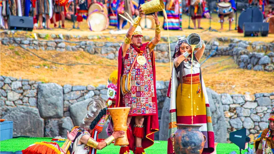 Ritual inca con hojas de coca y chicha en el Inti Raymi